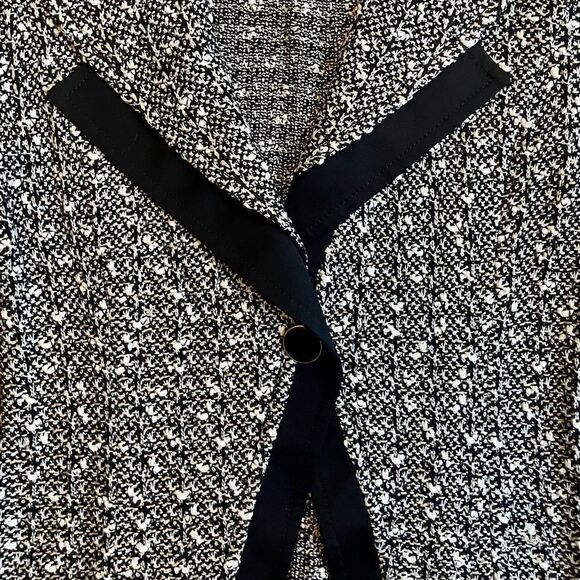 St. John rayon wool textured blend knit blazer. Size 4. - Picture 7 of 13
